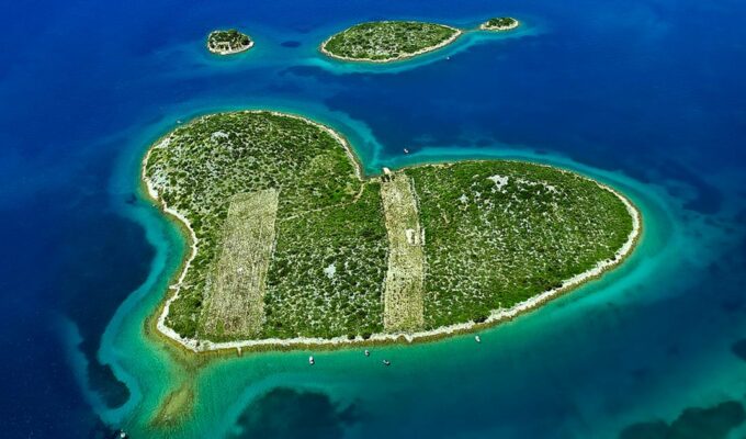 17 Cool Islands That Look Like Things · Pipeaway