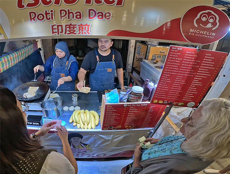 Food stall by Roti Pha Dae at Nimman Street Food Night Market, recognized by Michelin with Bib Gourmand label; photo by Ivan Kralj.