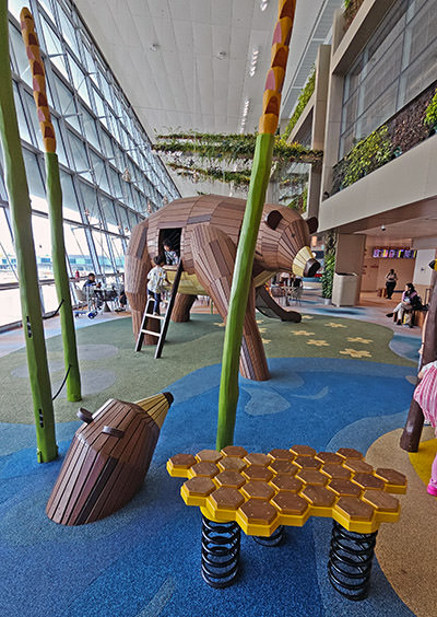 2 Bears Hideout, a themed playground with bears, beehives, and honeycomb, at Singapore Changi Airport's Terminal 2; photo by Ivan Kralj.