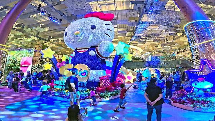 Eight-meter-tall sculpture of Hello Kitty with a snow show at Terminal 3 of Singapore Changi Airport; photo by Ivan Kralj.