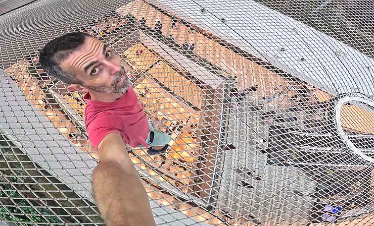 Pipeaway travel blogger Ivan Kralj taking a selfie while standing on the Walking Net, 25 meters above the shoppers at Jewel Changi Airport in Singapore; photo by Ivan Kralj.